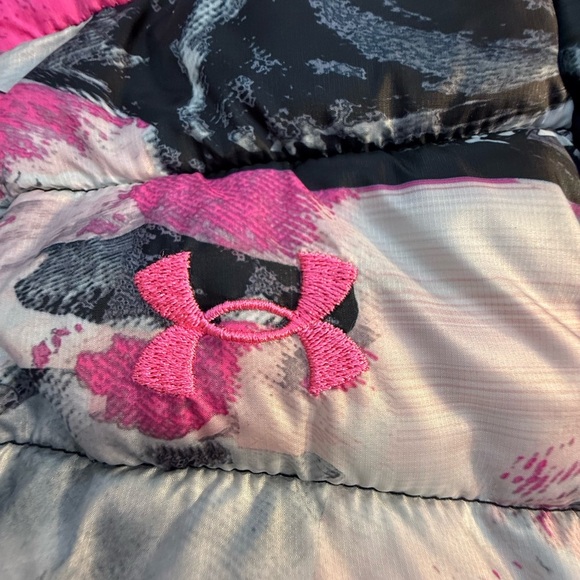 Under Armour Little Girls’ ColdGear Puffer Jacket w/zippered pockets - Picture 3 of 6